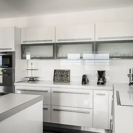 Euphoria Seaview Residences With Shared Pool By Konnect Gouviá