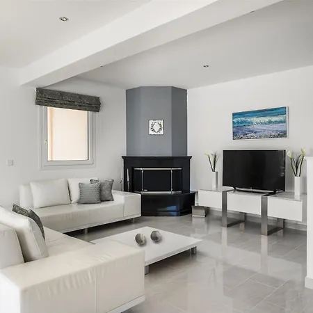 Euphoria Seaview Residences With Shared Pool By Konnect Appartement Gouviá