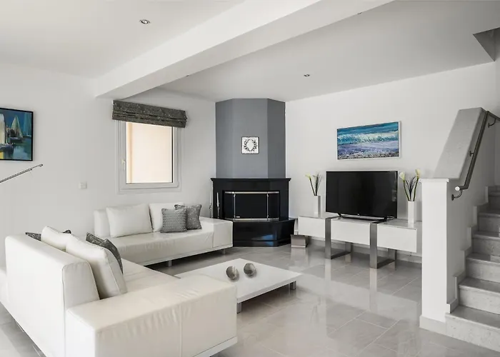 Euphoria Seaview Residences With Shared Pool By Konnect Apartman Guviá