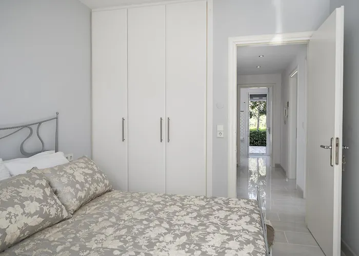 Euphoria Seaview Residences With Shared Pool By Konnect Apartman