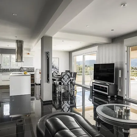 Daire Euphoria Seaview Residences With Shared Pool By Konnect Gouvia