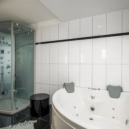 Euphoria Seaview Residences With Shared Pool By Konnect *